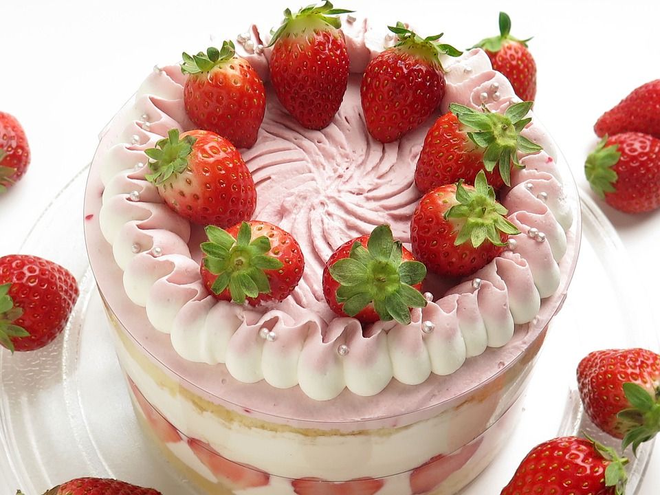 5 Kue Buah Populer Ide Kejutan Hari Anniversary, Lezat Banget!
