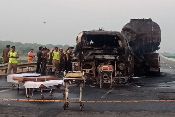 Bus Tabrak Truk Tangki di Pakistan, 20 Orang Tewas