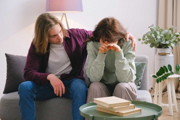 5 Tips Menenangkan Pasangan yang sedang Stres, Berikan Dia Dukungan!