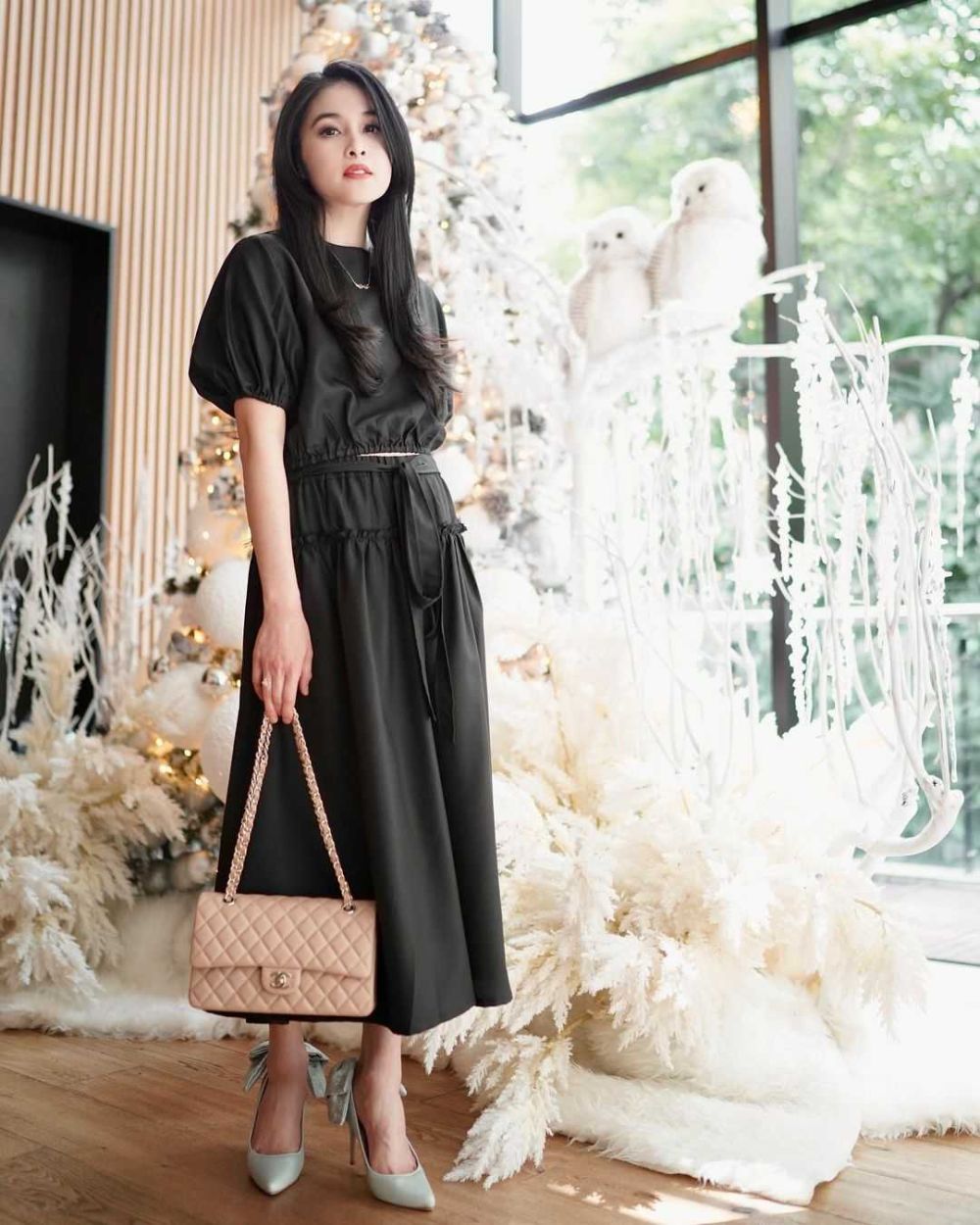 9 Inspirasi OOTD Ngantor Ala Sandra Dewi, Stunning Abis!