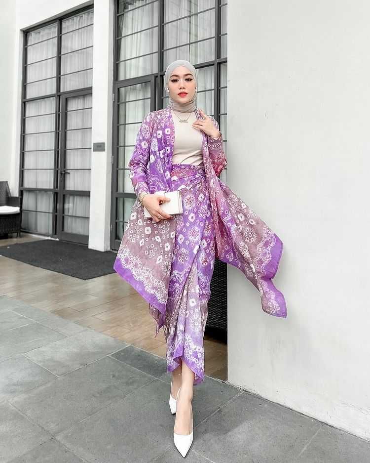 10 Hijab Style dengan Outfit One Set ala Yolla Anggita, Trendi!