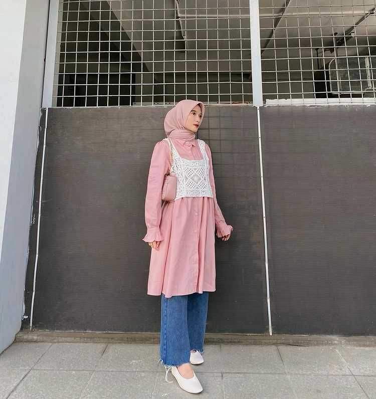 10 Ide Padu Padan Outfit Pastel ala Cut Indah Sundari, Chic Abis!