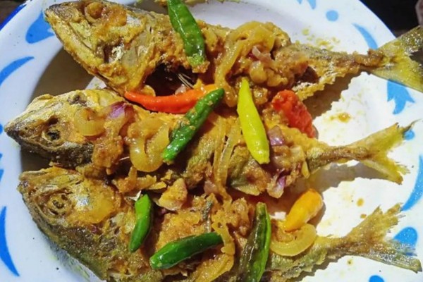 Resep Ikan Kembung Bumbu Kuning, Rasa Rempahnya Khas Banget