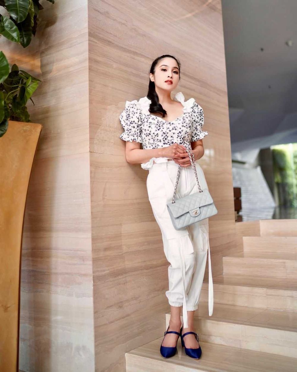 9 Inspirasi OOTD Ngantor Ala Sandra Dewi, Stunning Abis!