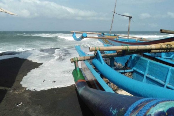 Gelombang Tinggi, Nelayan Pantai Samas Tak Bisa Berlebaran