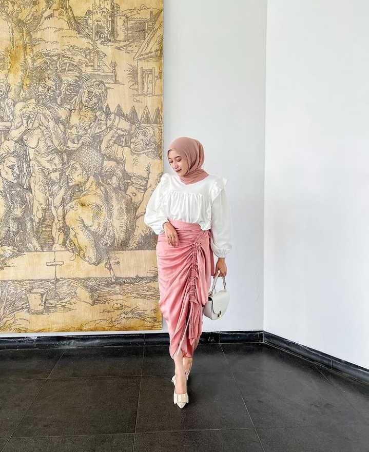 10 Inspirasi OOTD Hijab Pakai Rok Ala Rafika, Girly nan Elegan