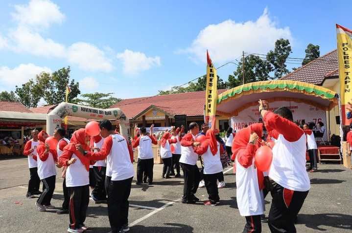 10 Lomba Unik 17 Agustus untuk Orang Dewasa, Seru dan Menghibur!