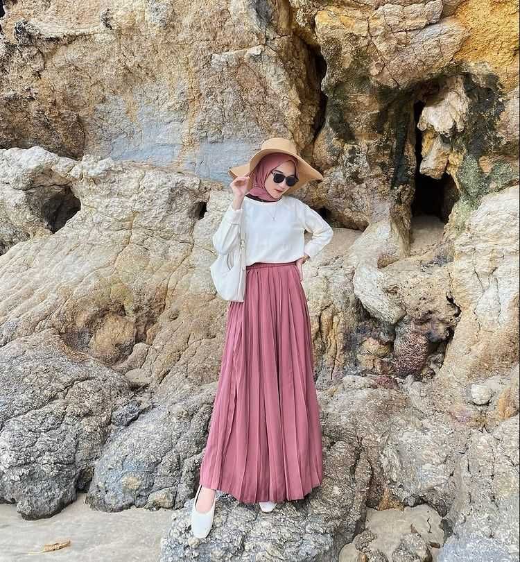 10 Ide Padu Padan Outfit Pastel ala Cut Indah Sundari, Chic Abis!