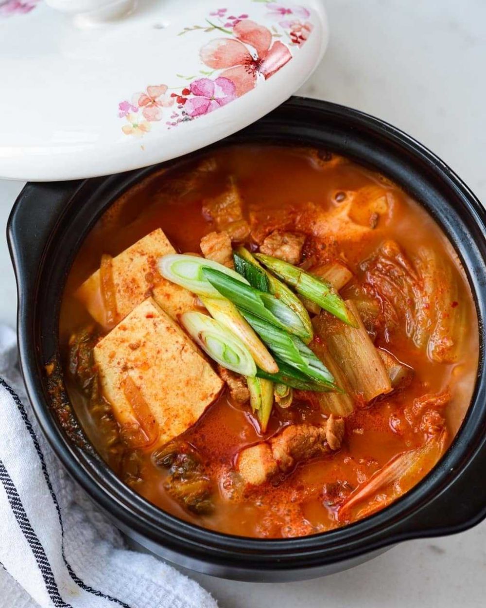 1. Kimchi Jjigae (sup kimci pedas) .
