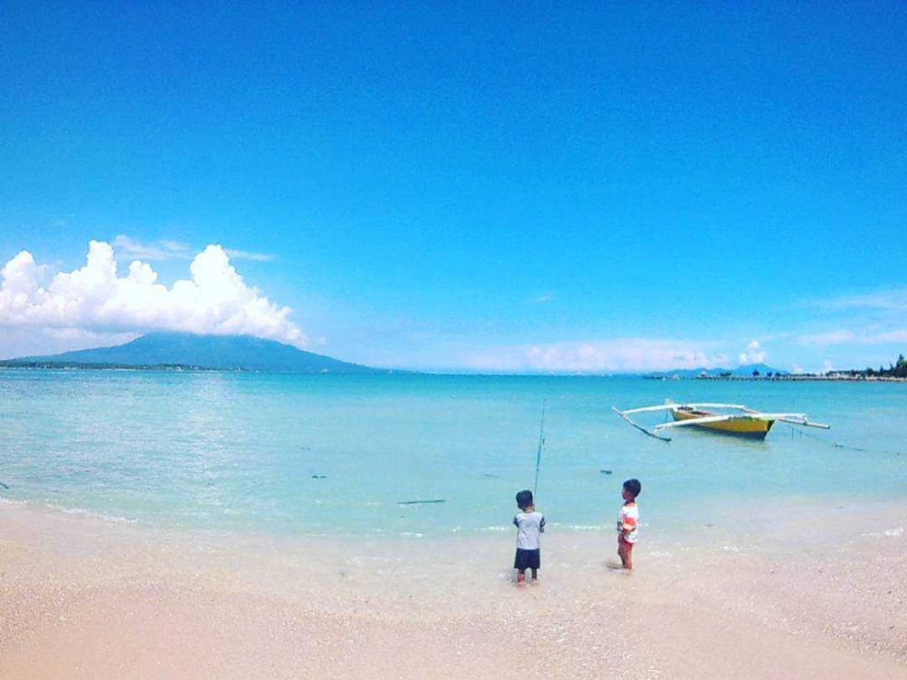 10 Potret Pantai Sapenan Lampung, Menghadap Gunung Rajabasa!