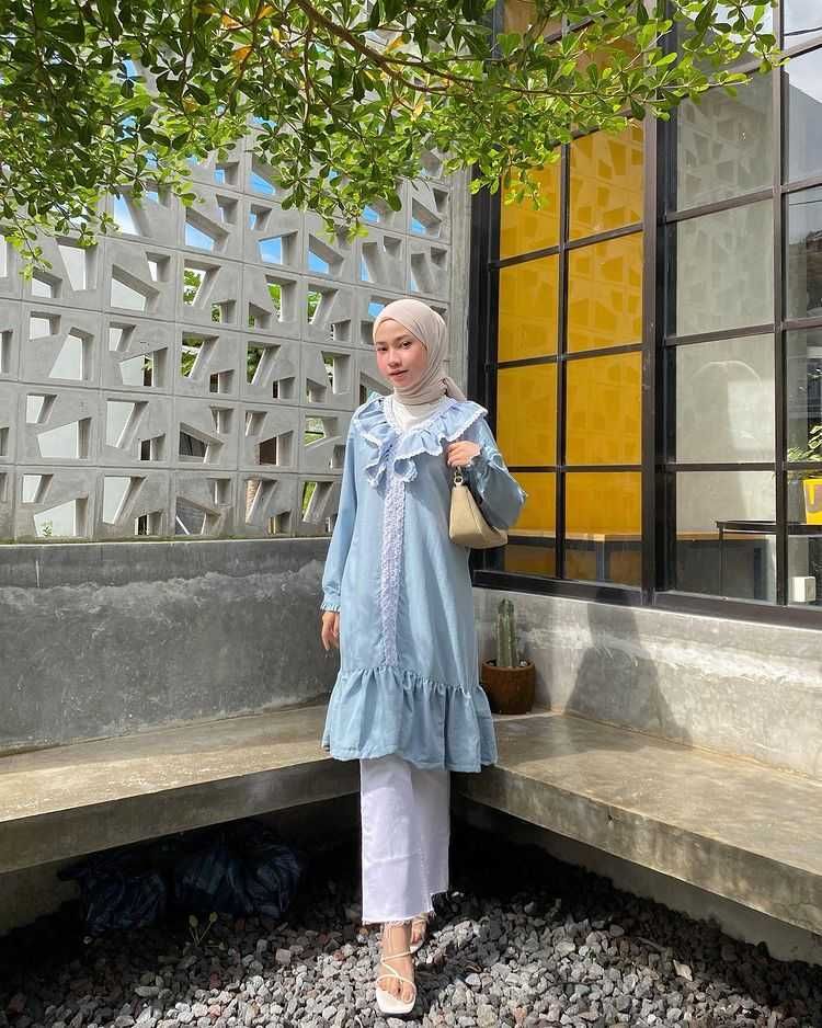 10 Ide Mix and Match Outfit Biru ala Kirana Salsabila, Kece dan Fresh!