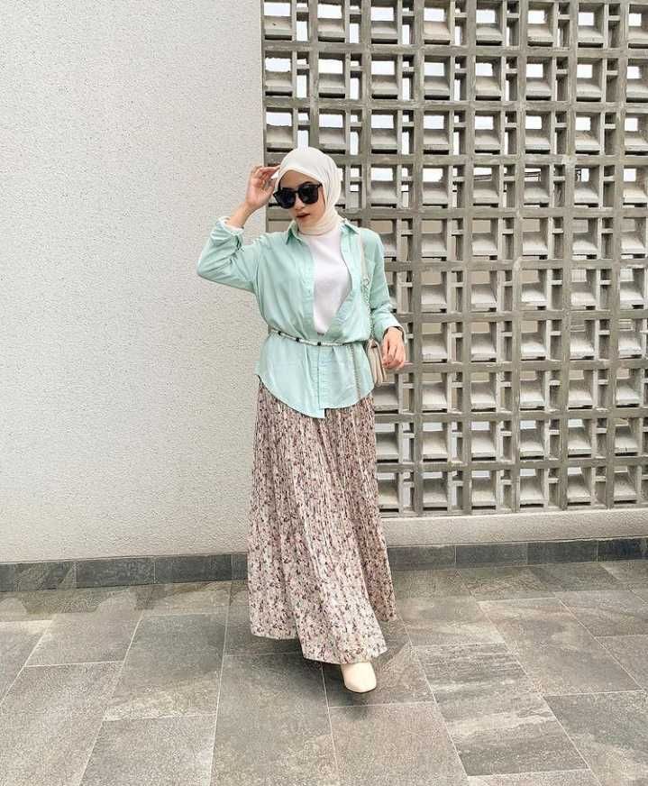10 Inspirasi OOTD Hijab Pakai Rok Ala Rafika, Girly nan Elegan