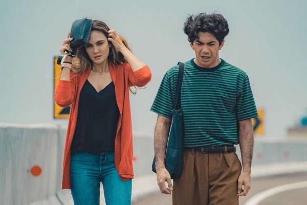 Potret Reza Rahadian Dan Luna Maya Di Film Mendarat Darurat