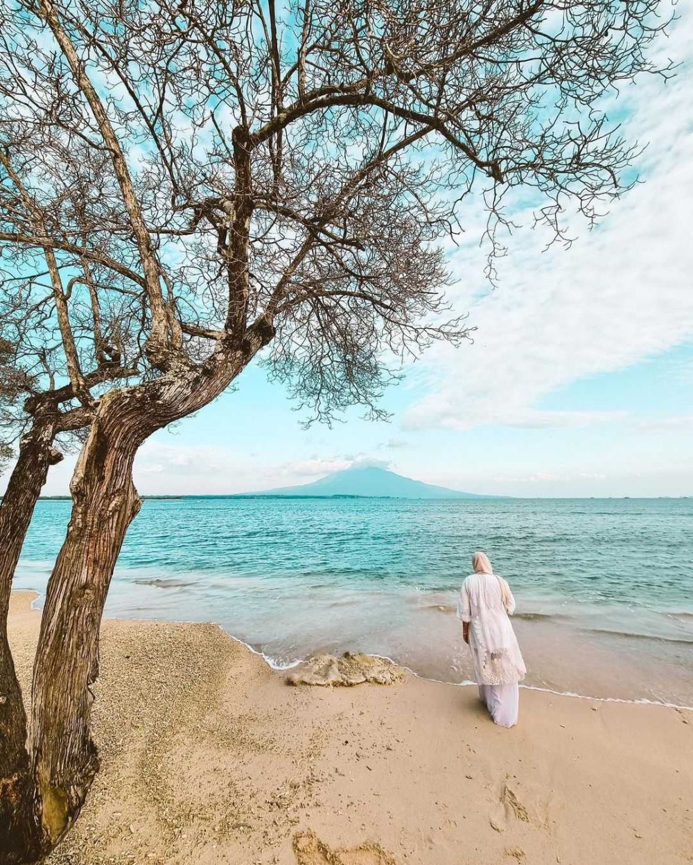 10 Potret Pantai Sapenan Lampung, Menghadap Gunung Rajabasa!