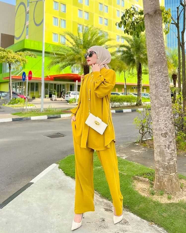 10 Hijab Style dengan Outfit One Set ala Yolla Anggita, Trendi!
