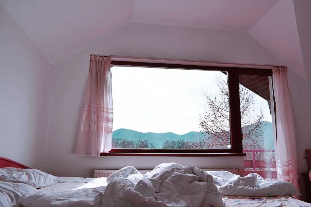 5 Alasan untuk Gak Menyepelekan Keberadaan Jendela di Kamar Tidur