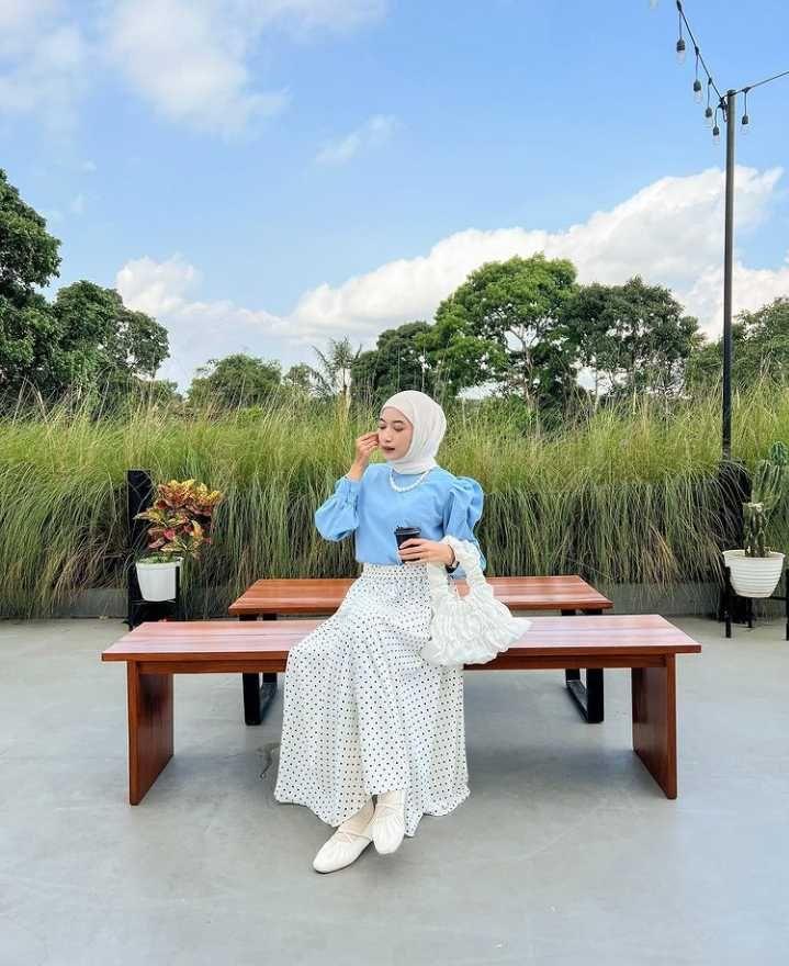 10 Inspirasi OOTD Hijab Pakai Rok Ala Rafika, Girly nan Elegan