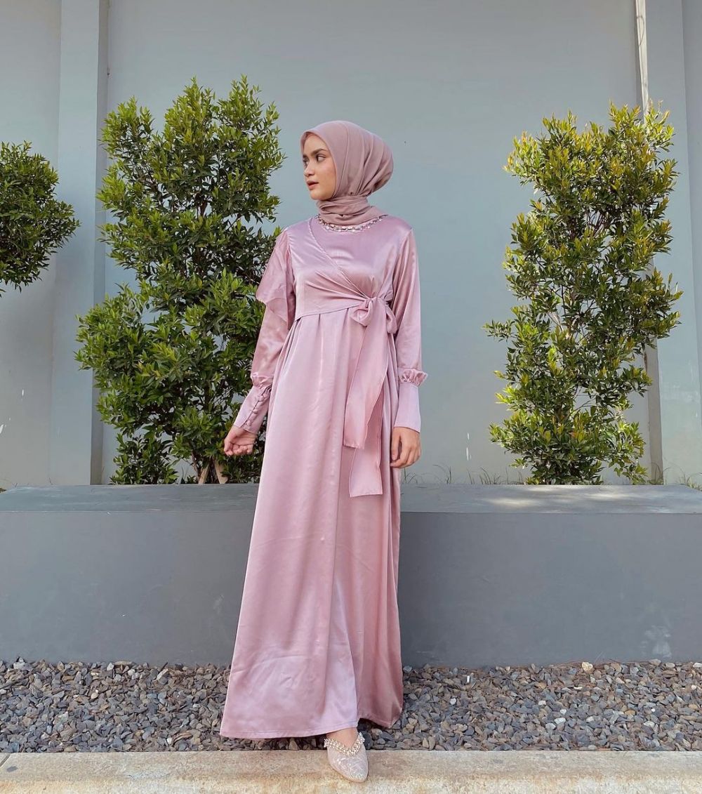 10 Dress Wisuda Hijab Pengganti Kebaya Ala Helwa Bashel