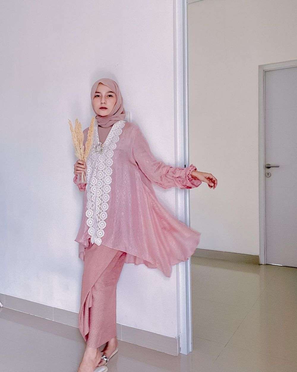 10 Ide Kebaya Modern Hijab Untuk Acara Lamaran, Anggun!