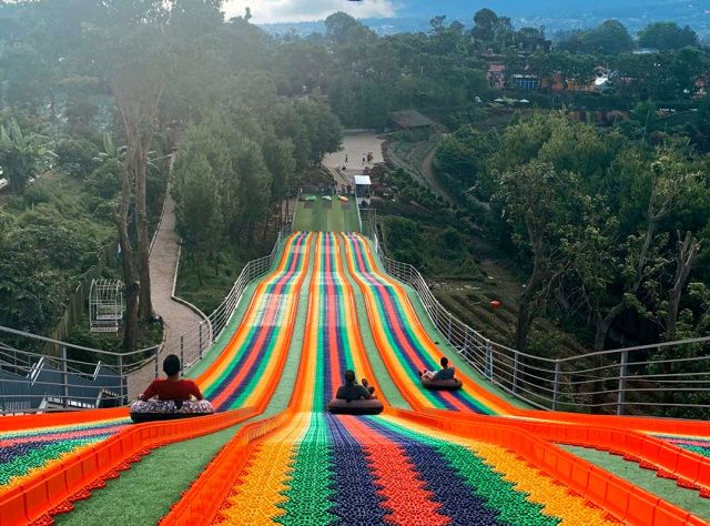 Liburan ke Kota Bandung, Yuk Seru-seruan Main Rainbow Slide