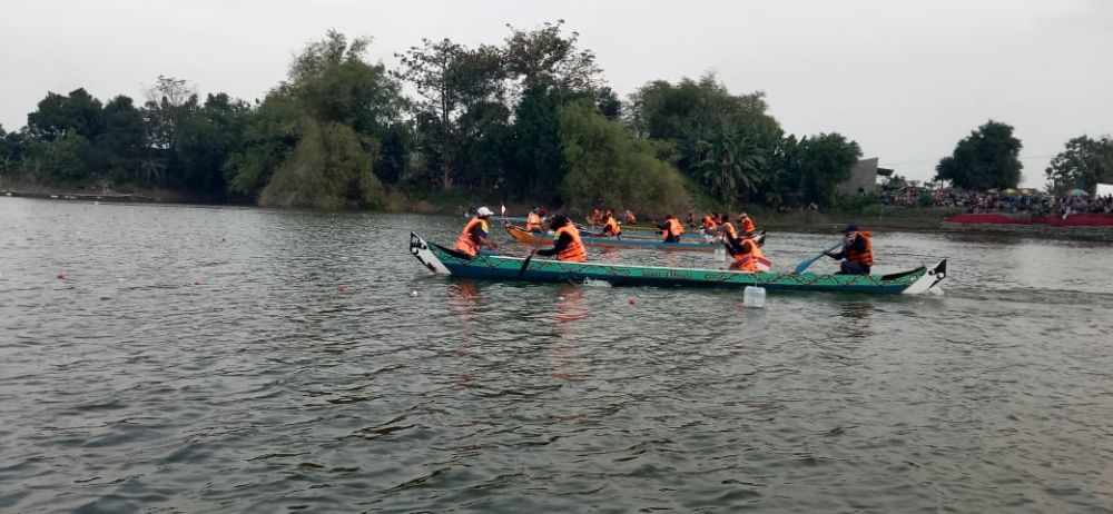 Keseruan Emak-emak Lomba Perahu Dayung di Lamongan