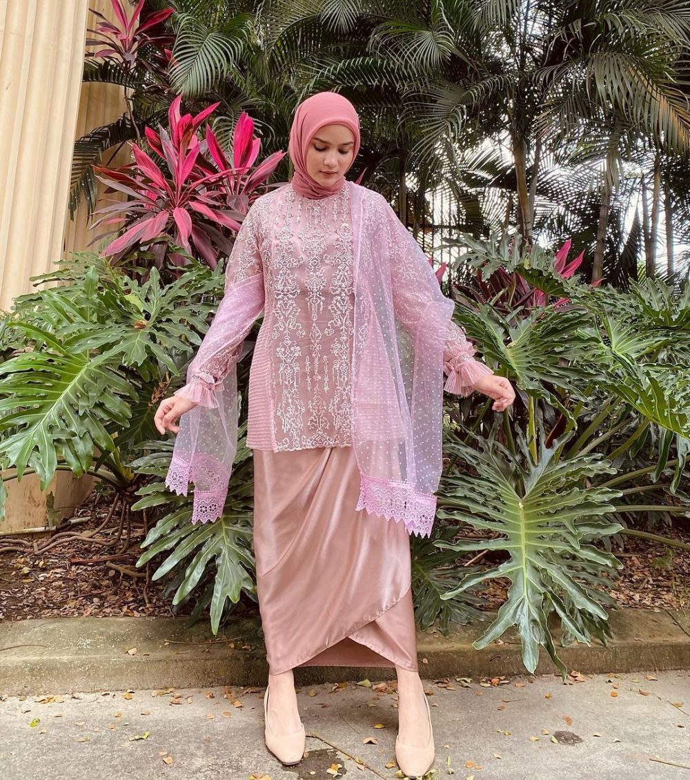 10 Inspirasi Gaun dan Kebaya Hijab untuk Lamaran, Anggun dan Memesona