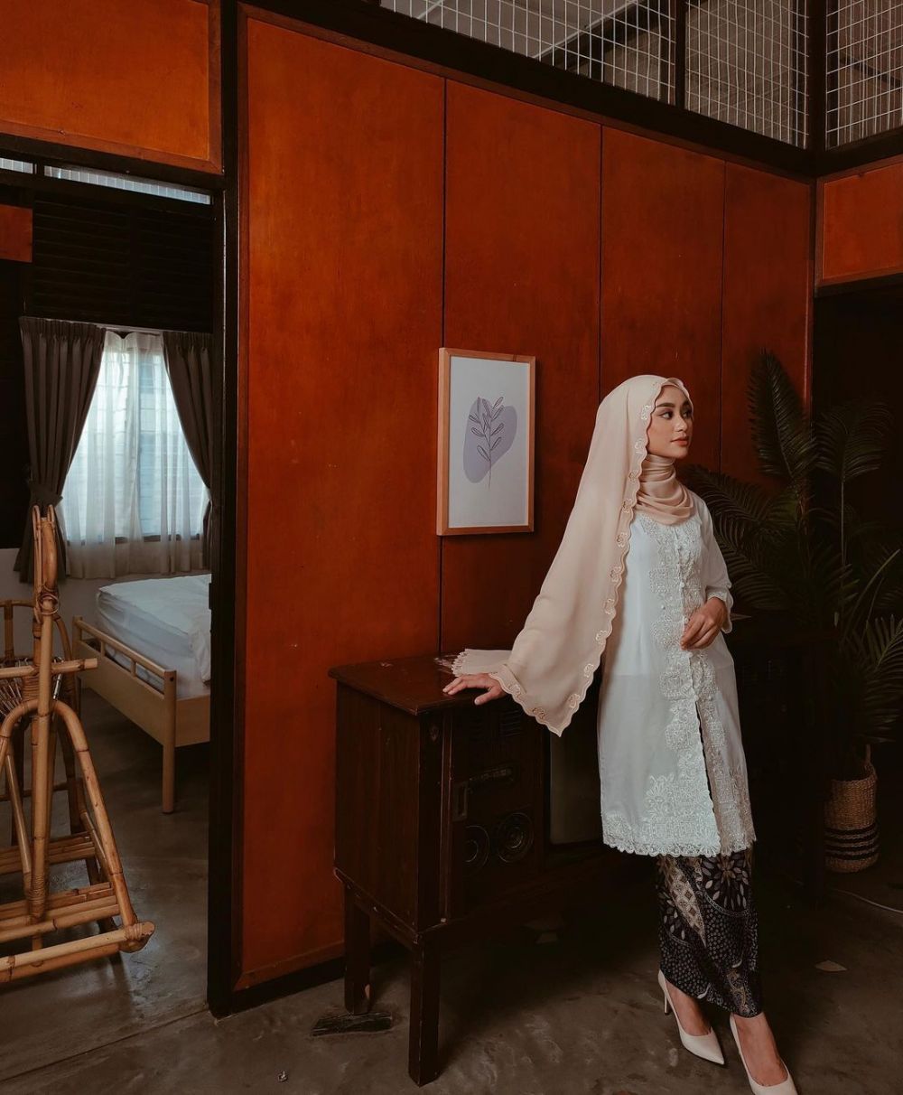 10 Inspirasi Gaun dan Kebaya Hijab untuk Lamaran, Anggun dan Memesona