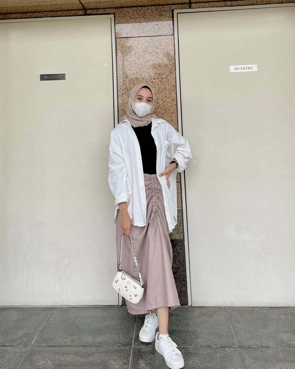 12 Inspirasi Ootd Kemeja Putih Padu Padan Simpel Banget 2112