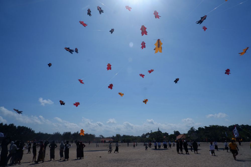 10 Potret Main Layangan Tradisional Bali di Pantai Mertasari