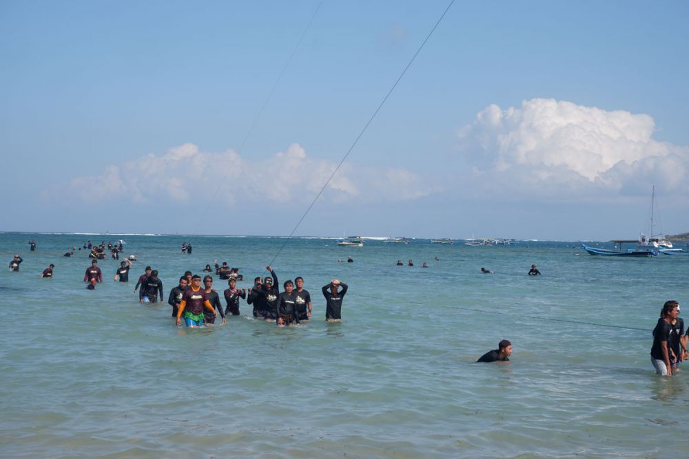 10 Potret Main Layangan Tradisional Bali di Pantai Mertasari