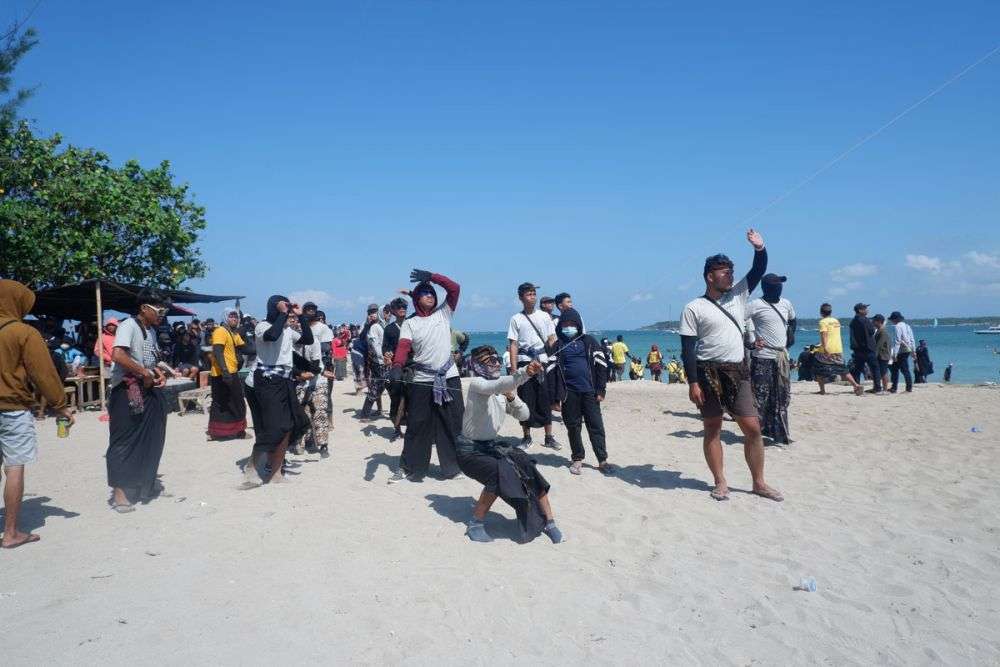 10 Potret Main Layangan Tradisional Bali di Pantai Mertasari