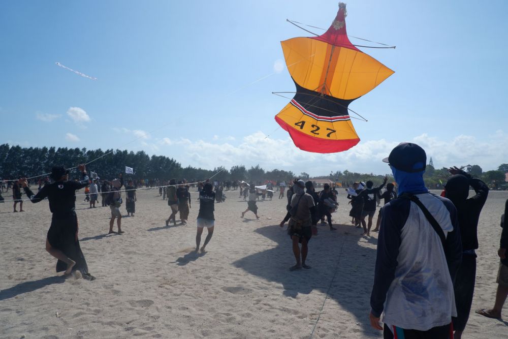 10 Potret Main Layangan Tradisional Bali di Pantai Mertasari