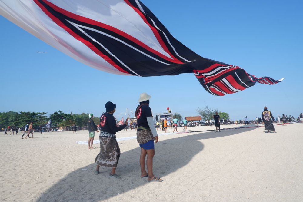 10 Potret Main Layangan Tradisional Bali di Pantai Mertasari