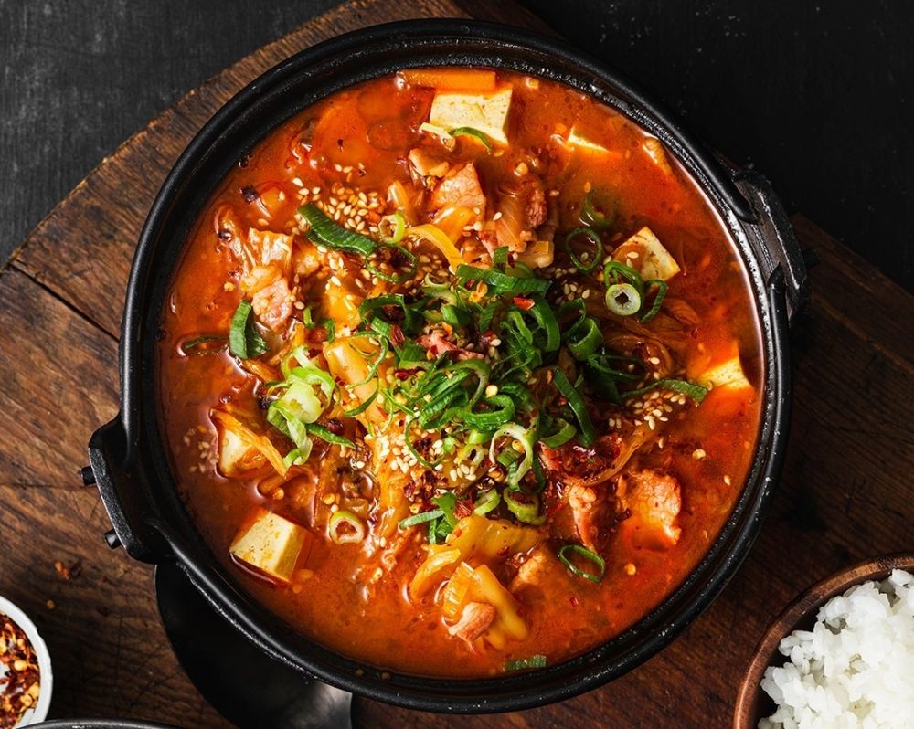 ilustrasi makanan pedas Korea kimchi jjigae (instagram.com/tidningenbuffe) ...