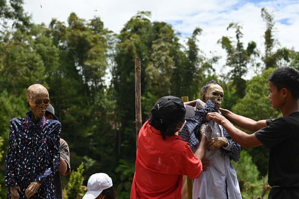 [FOTO] Tradisi Ma'nene, Mengganti Pakaian Mayat di Toraja Utara