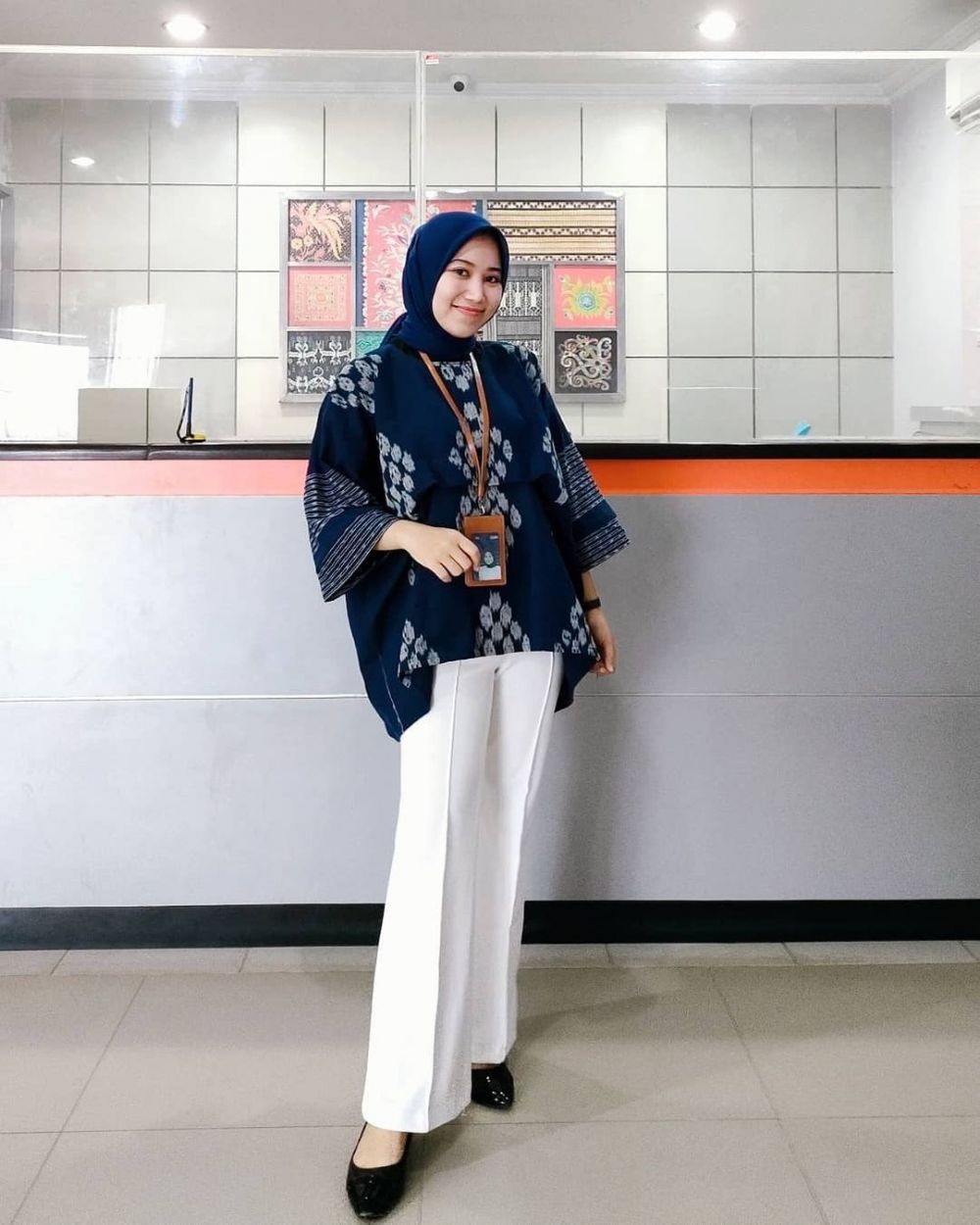 10 OOTD Batik Hijab untuk Kondangan, Formal dan Kekinian!