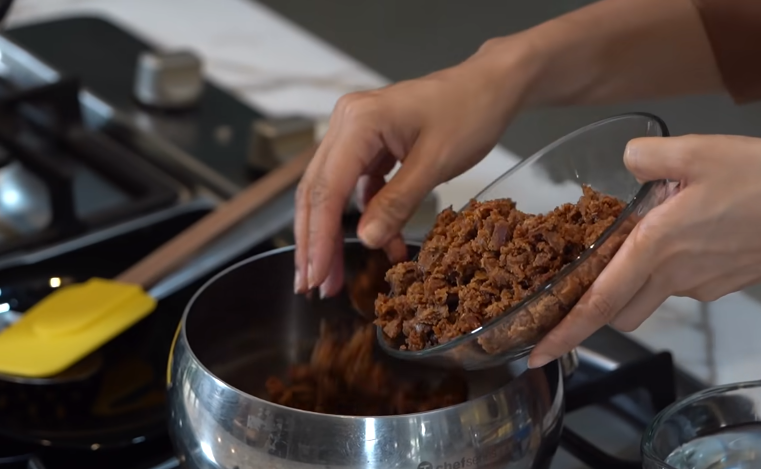 Resep Kue Bugis Mandi, Camilan Legit yang Disiram Kuah Santan