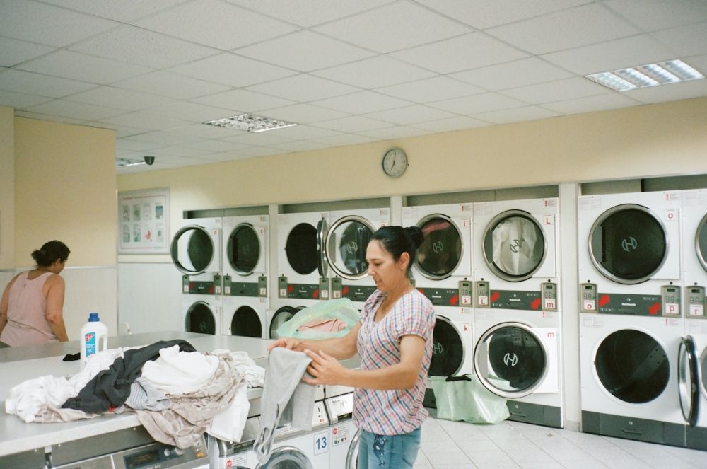 6 Kesalahan Mencuci yang Bikin Pakaian Rusak, Risiko Bakteri