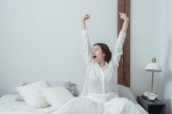 5 Kebiasaan Pagi yang Membantu Tidur Nyenyak di Malam Hari