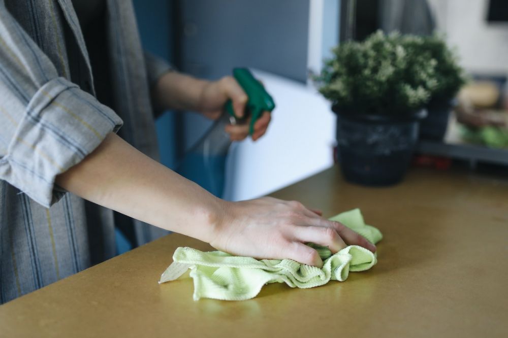 5 Cara Bersihkan Noda Air Warna Putih di Mebel Kayu
