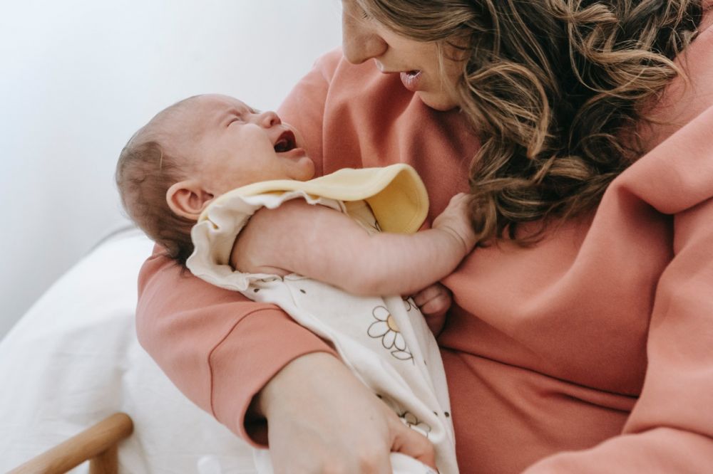 Kenapa Bayi Usia di Bawah 6 Bulan Tidak Boleh Minum Air Putih?