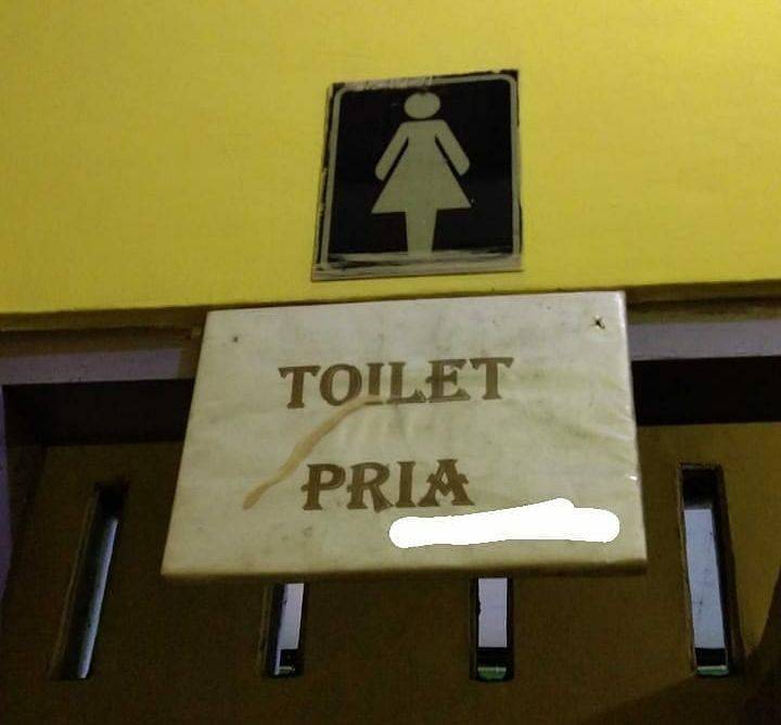 9 Tulisan Nyeleneh Di Depan Toilet Umum Bikin Gagal Paham