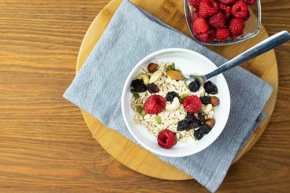 Se puede comer la avena cruda con yogurt