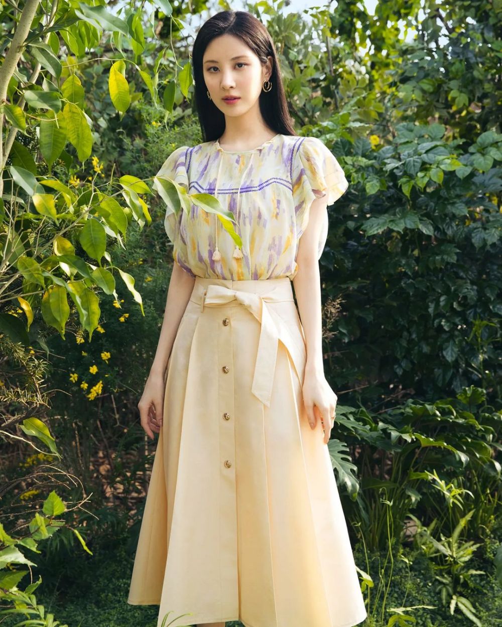 9 Inspirasi Outfit Feminin ala Seohyun SNSD, Menawan!