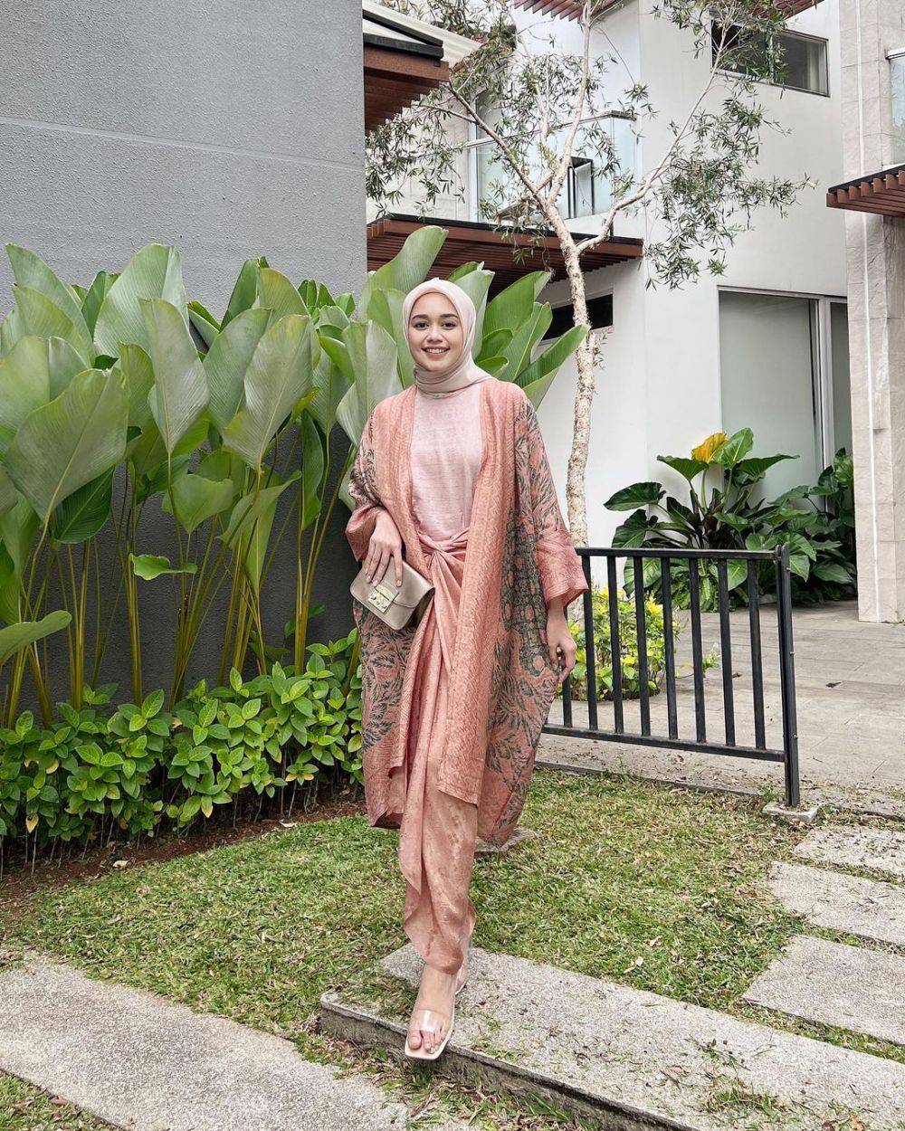 7 Outfit Hijab Kondangan Dengan Outer Batik Modern, Vibes