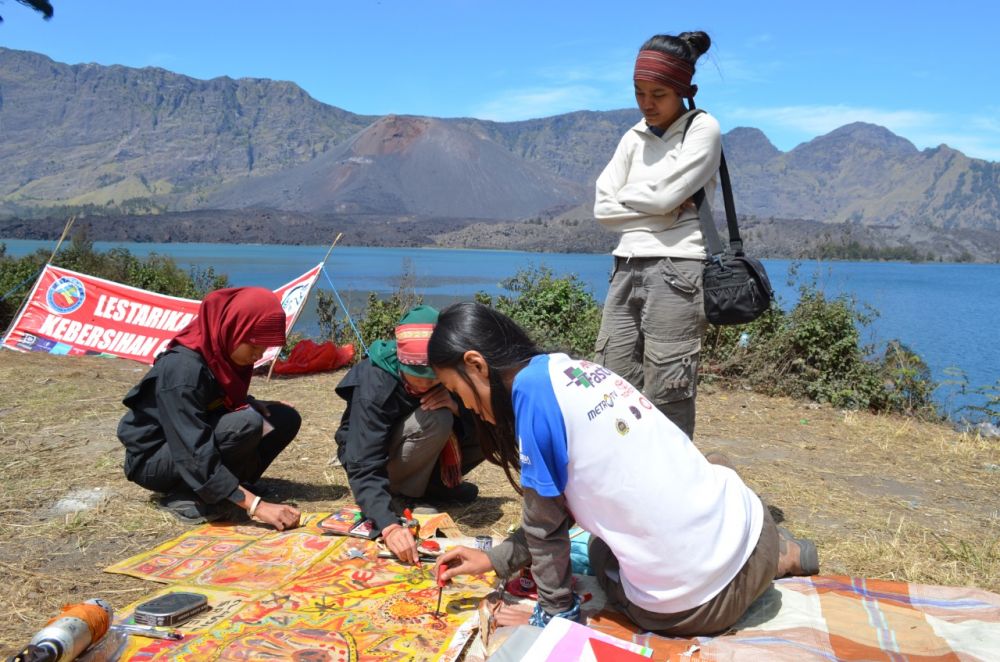 Melihat Potret Perayaan HUT Kemerdekaan RI di Gunung Rinjani