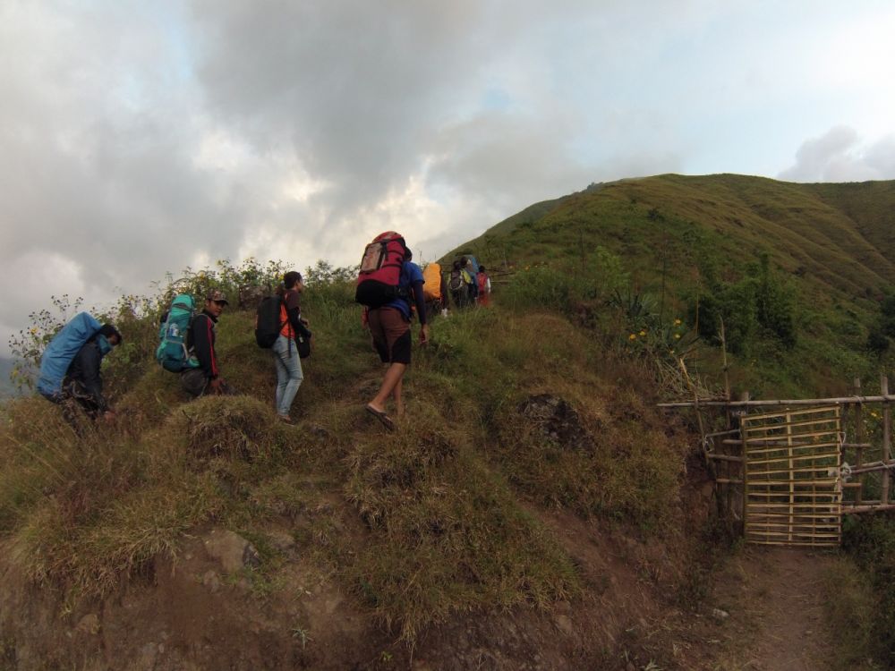Mendaki Bukit Dandaun di Lombok, Dijamin Ketagihan!