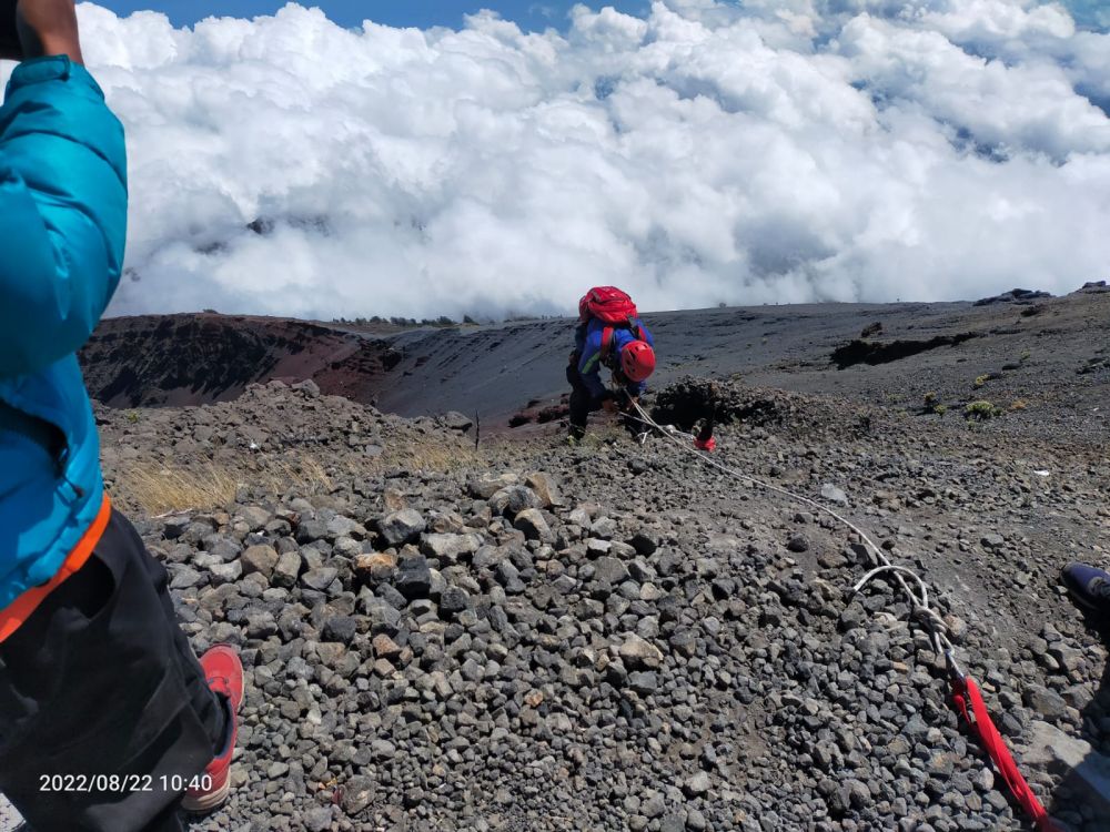 Pendaki yang Jatuh dari Puncak Gunung Rinjani Berhasil Dievakuasi