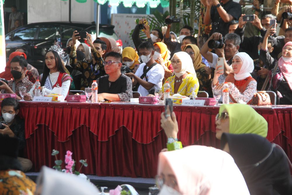 Wali Kota Mataram Ikut Fashion Show Pakai Batik Sasambo