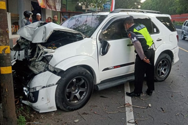 Baru Beli, Mobil Toyota Fortuner Seruduk Pohon